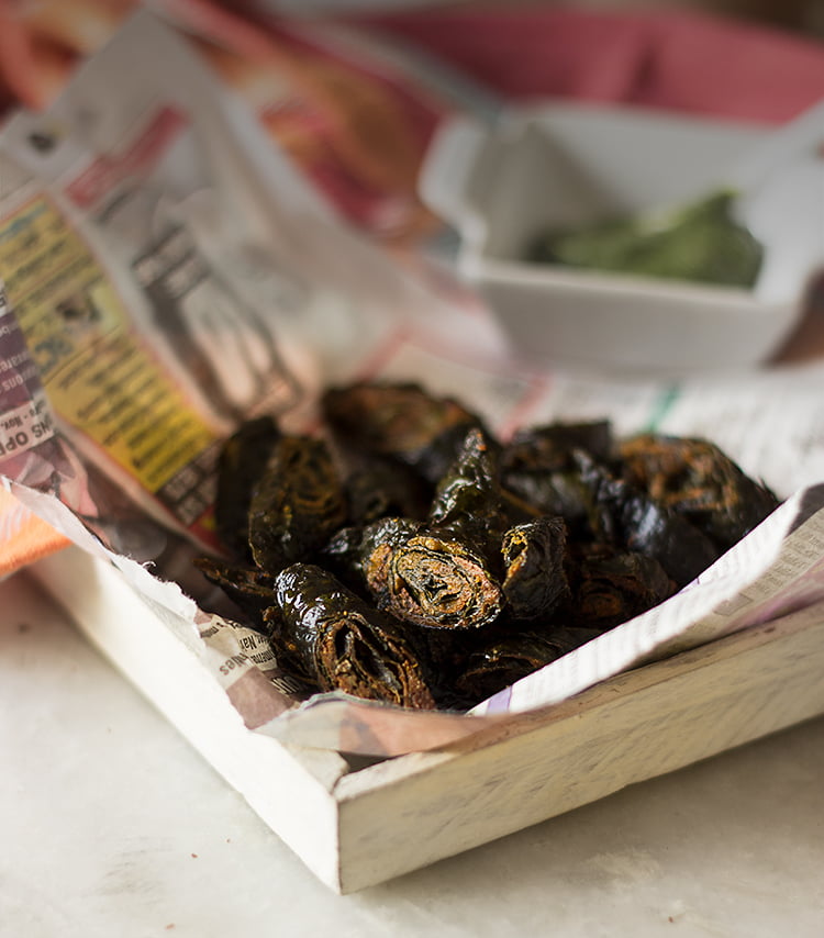 Crispy Arbi Ke Patte Ke Pakode, golden brown in color placed in a tray
