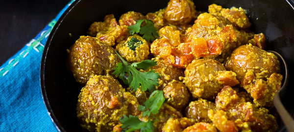Bengali Style Dry Dum Aloo Recipe (Bengali Aloo Dum Recipe)