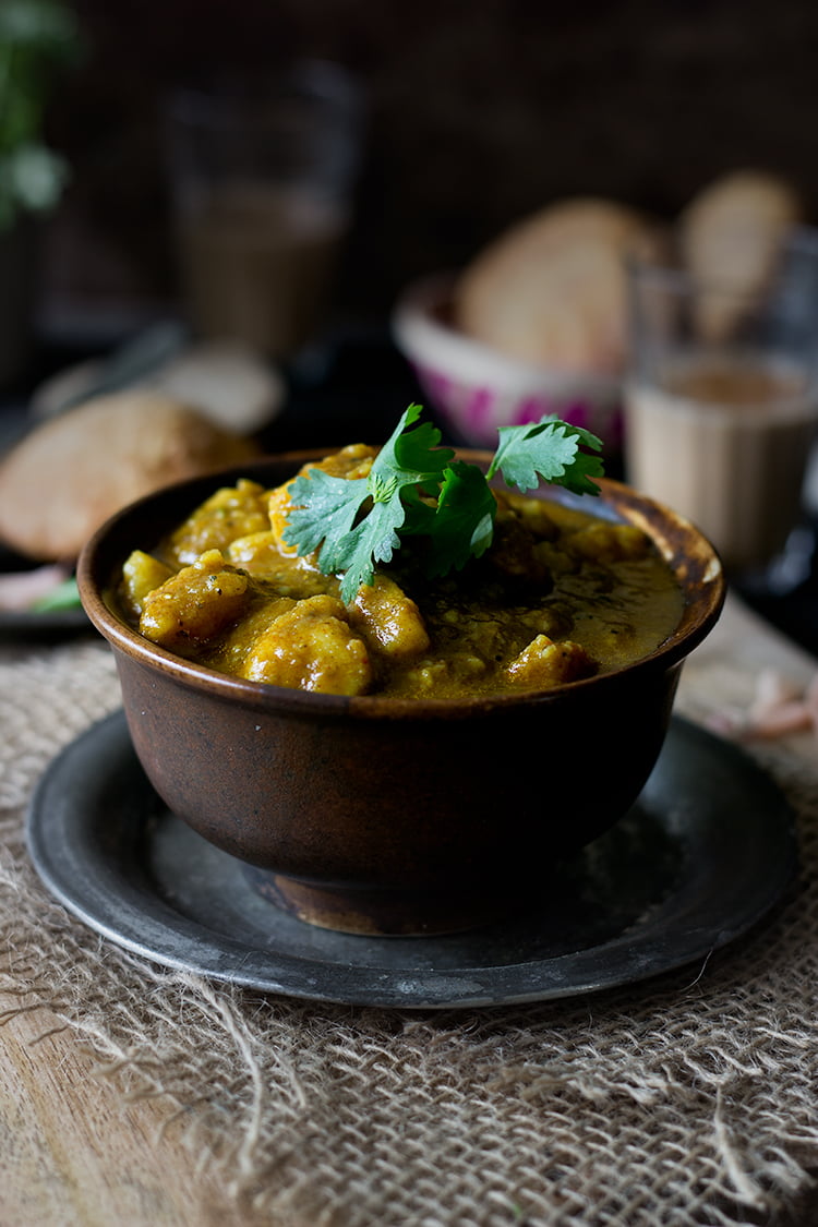 A bowl of Mathura ke Dubki Wale Aloo served with fresh coriander garnish