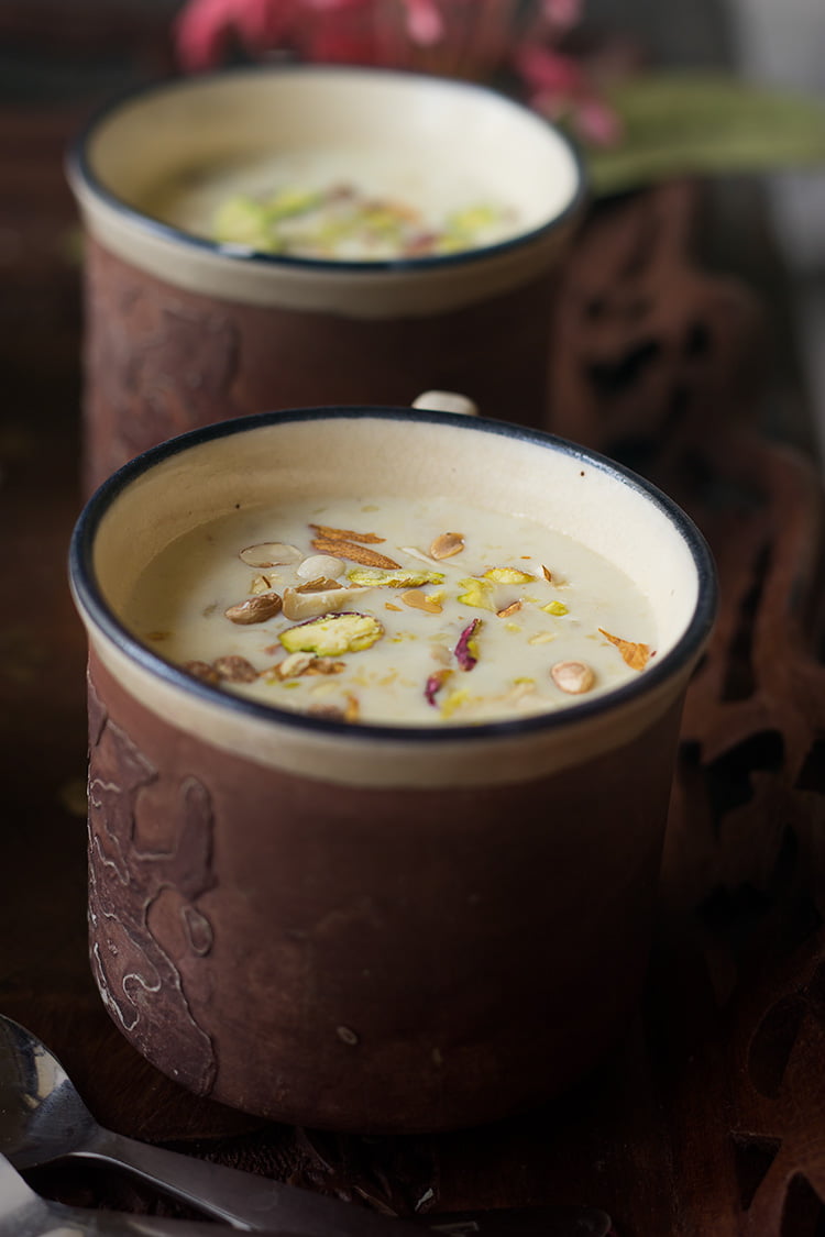 Gur ki Kheer in a decorative bowl, adorned with a mix of almonds, pistachios, and cashews