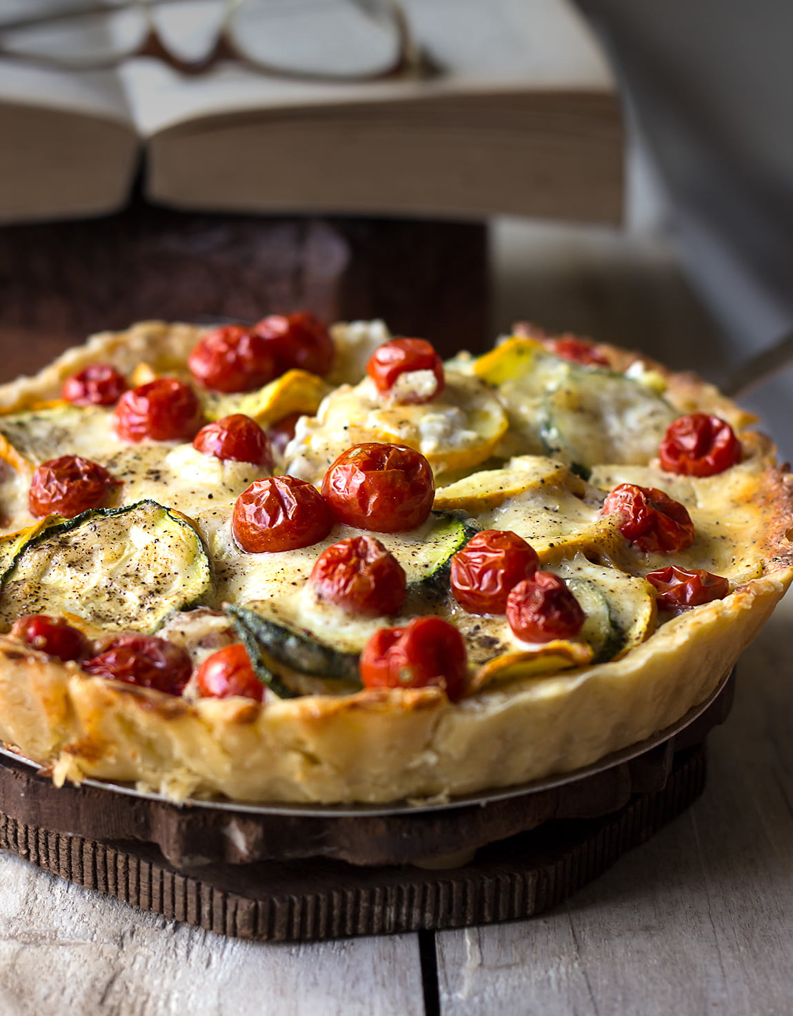 Layering of sliced tomatoes and zucchini on the tart