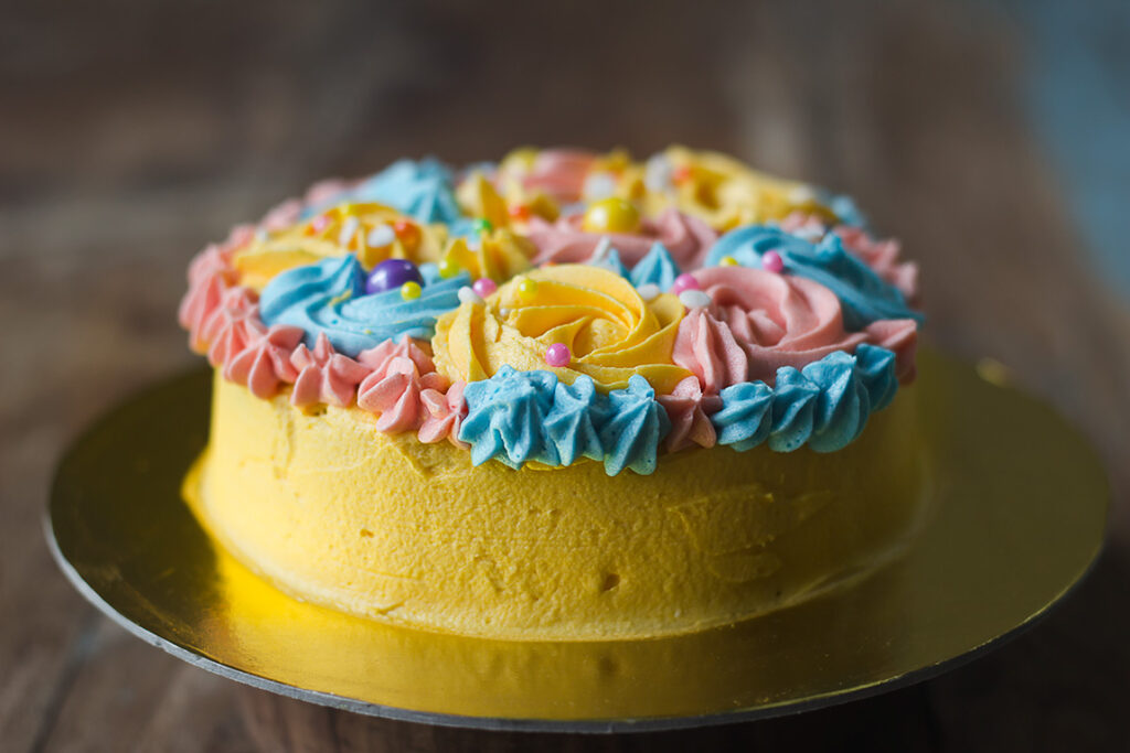 A side view of the eggless buttercream garden cake showing detailed floral designs