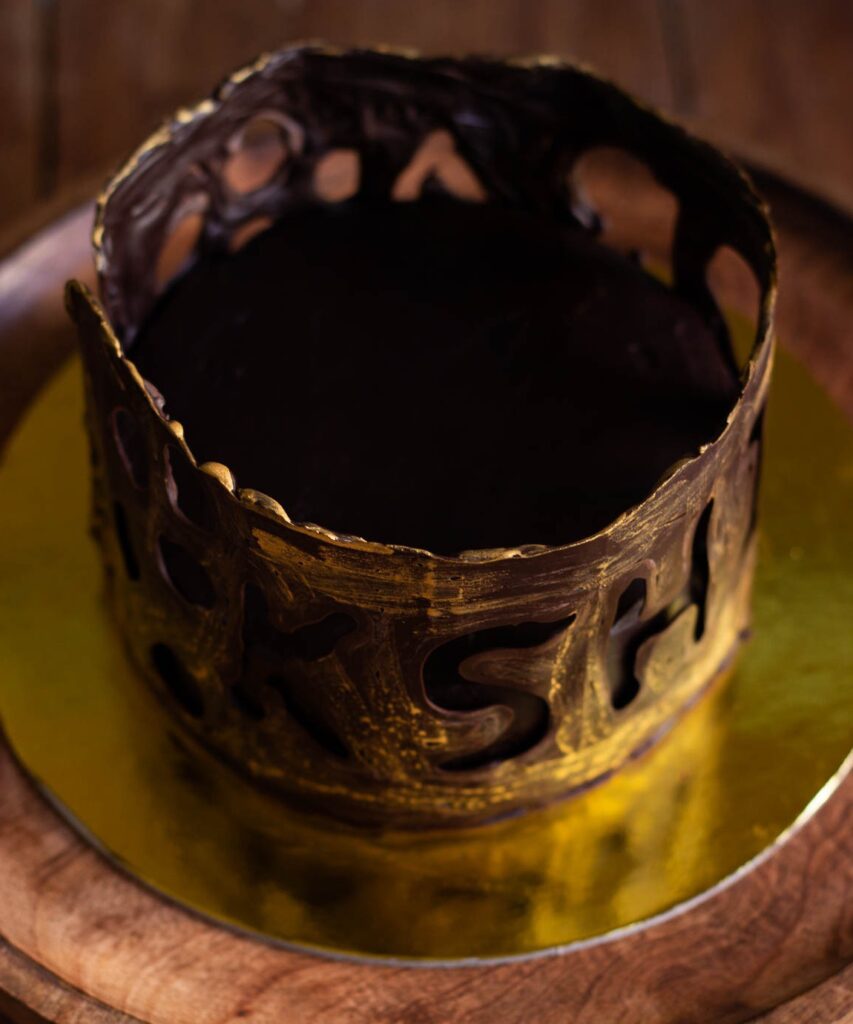 Close-up of the chocolate collar wrapped around the cake's sides